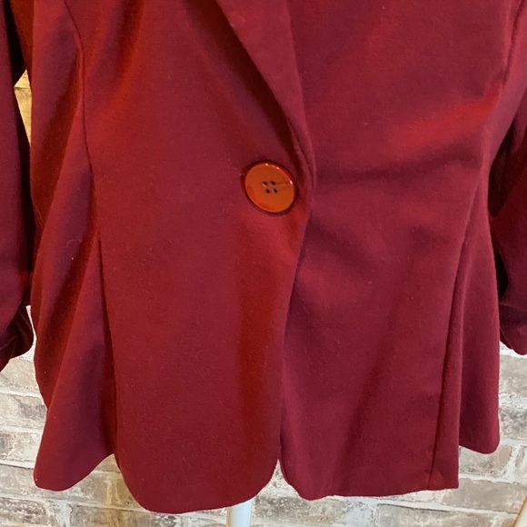 Auline Collection Elegant Burgundy Women's Blazer. One button. Measures size L. - Picture 5 of 13